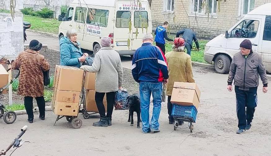 Жителі Покровська після евакуації можуть звернутися за допомогою до гуманітарних хабів в кількох областях України
