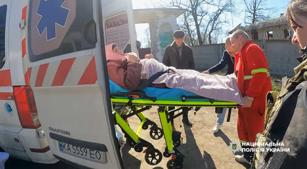 За один день екіпаж поліції "Білий янгол" евакуював з Лиманщини дев’ятьох людей з дитиною