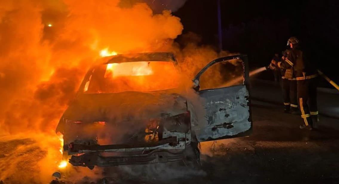 горить автівка