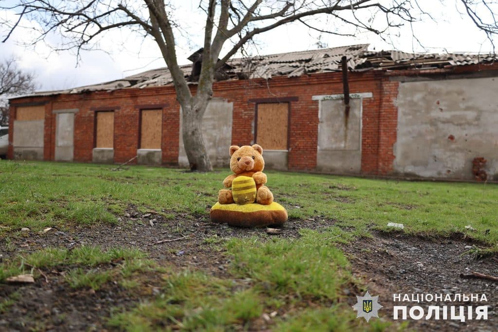 іграшка на місці загибелі матері й дитини у куртівці