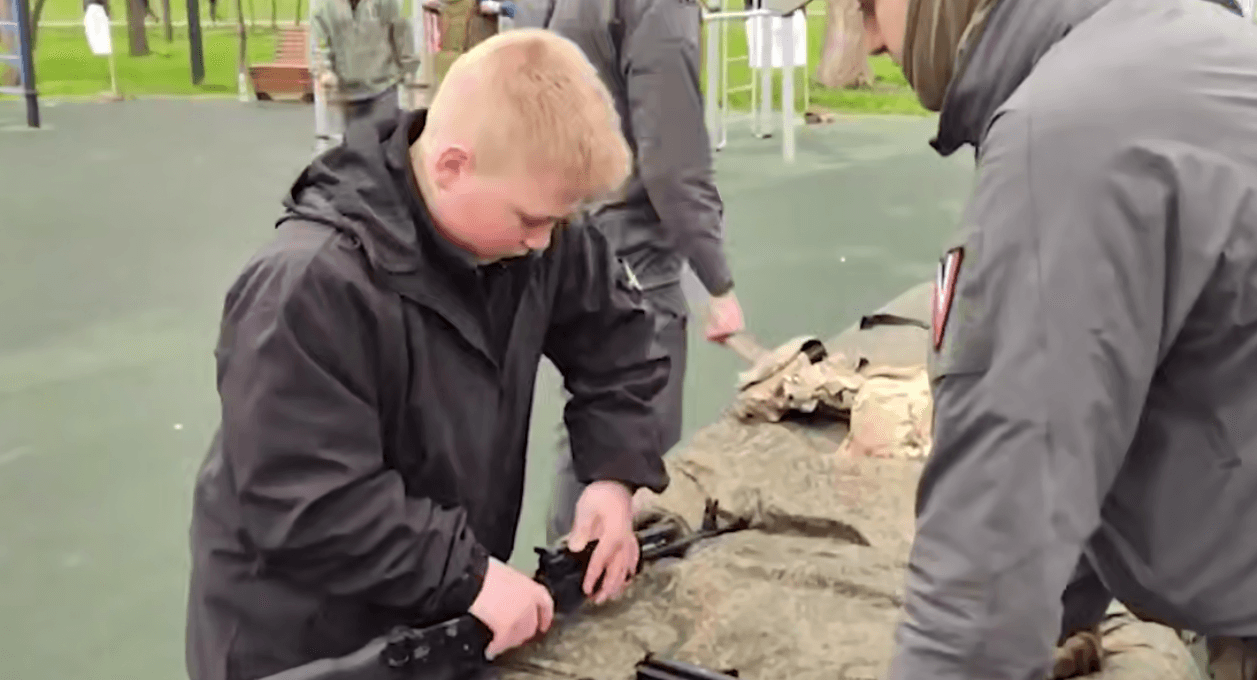 хлопець розбирає автомат