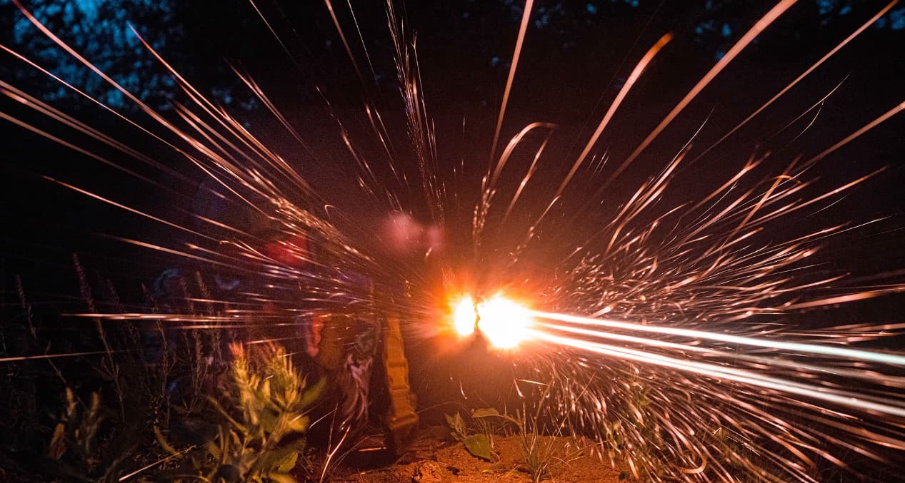 стріляє боєць 117 ОВМБр