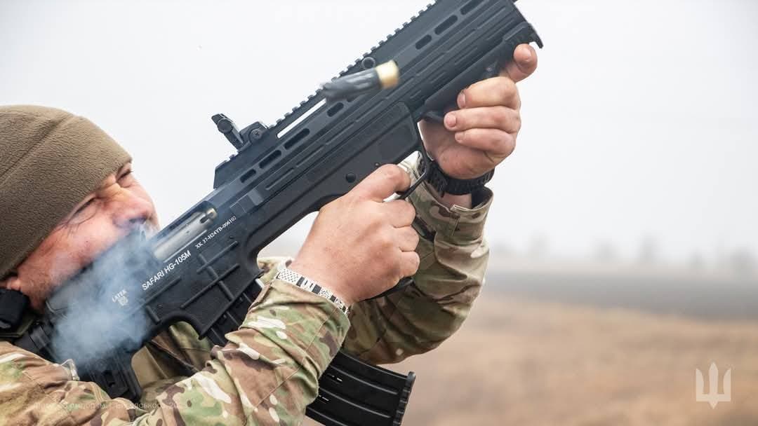 стріляє боєць 58 окремої мотопіхотної бригади імені гетьмана Івана Виговського