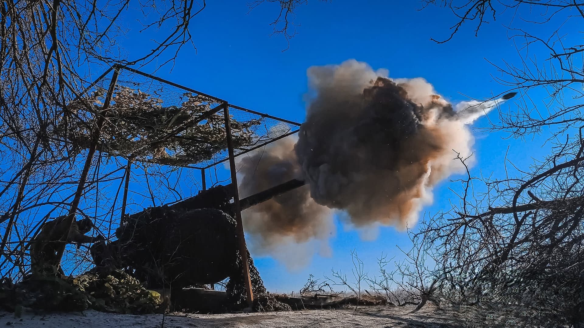 стріляє гармата 117 ОВМБр