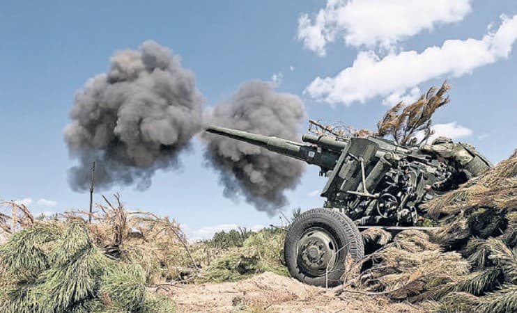 стріляє російська гармата