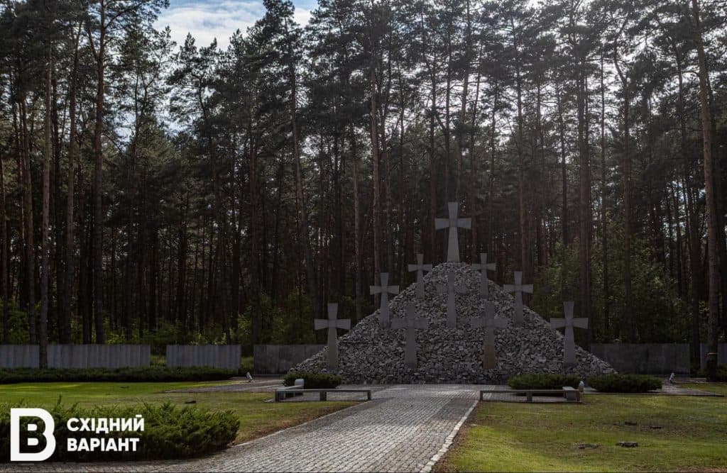 Биківнянські могили