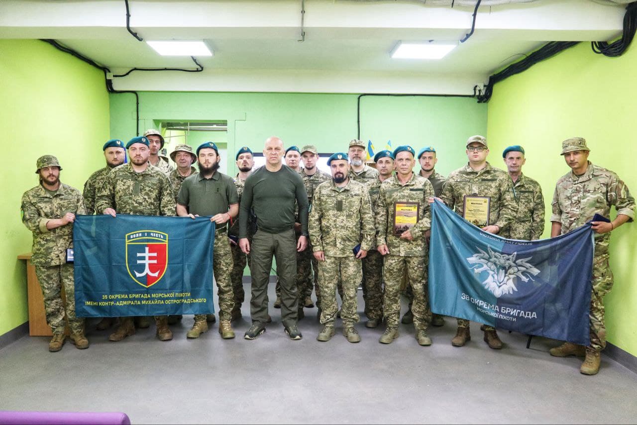 Морські піхотинці, які захищають Донеччину, отримали нагородили Ради оборони області
