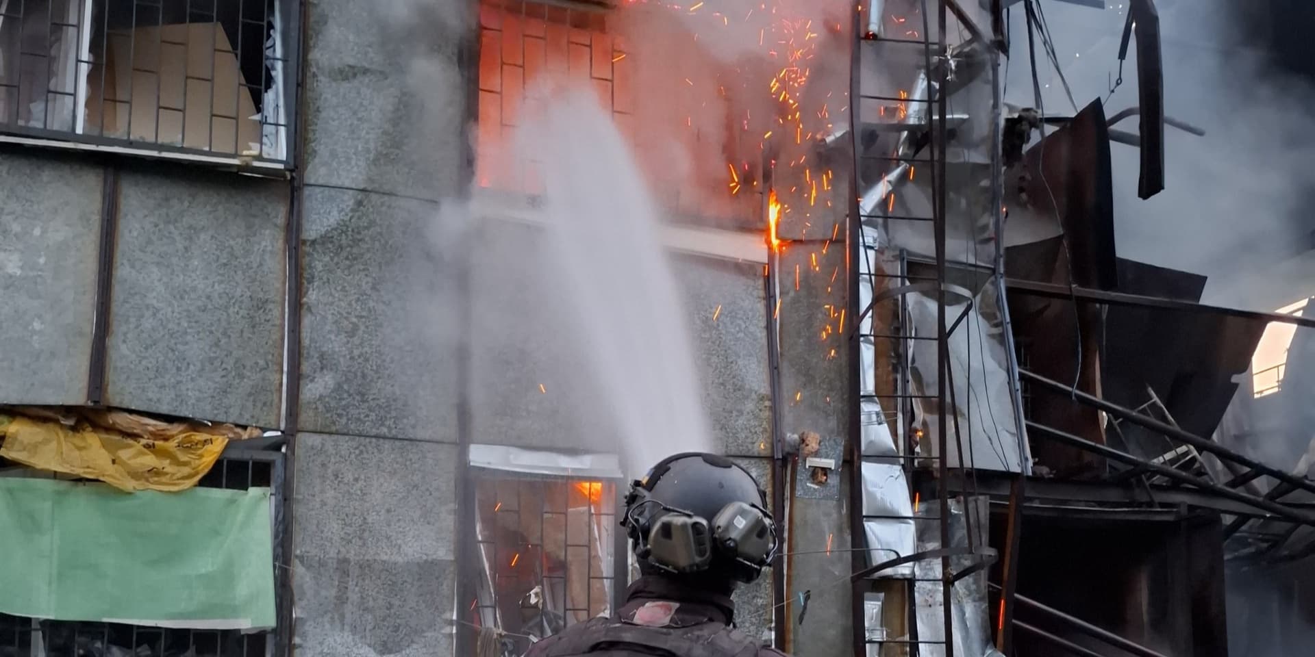 На Донеччині внаслідок ворожих обстрілів житлових кварталів палали автівки та житло