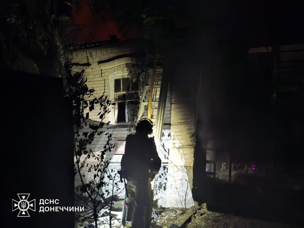 На Донетчине в результате вражеских обстрелов жилых кварталов пылали автомобили и жилье