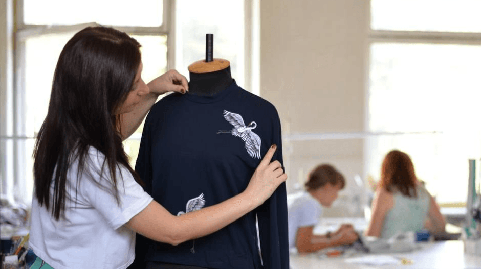 Переселенки з Донеччини розповіли, як вплели традиції у повсякденний одяг