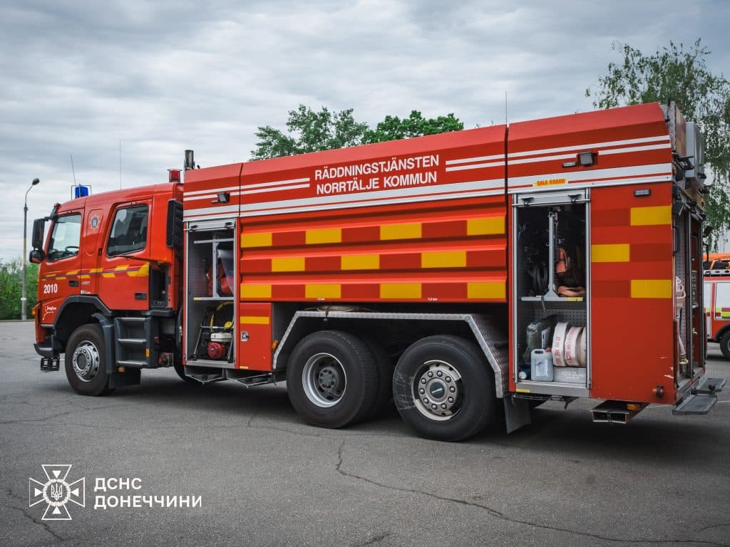 Спасатели Донбасса получили автомобили для коллег из Швеции