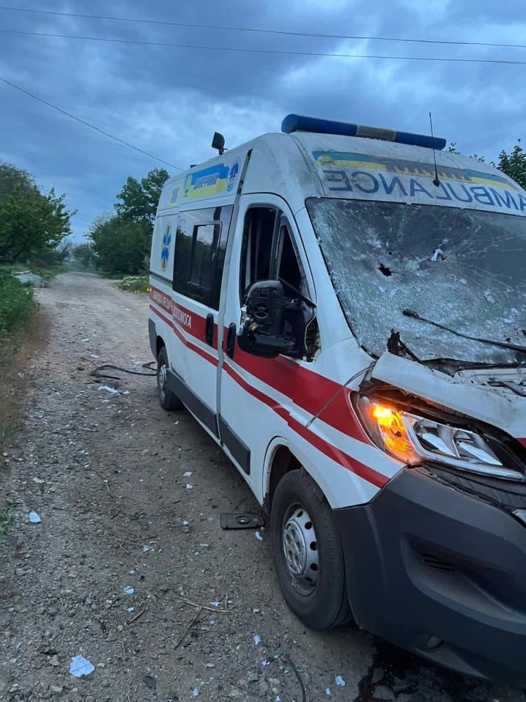 Россияне FPV-дронами уничтожили автомобиль экстренной медицинской помощи в Константиновке