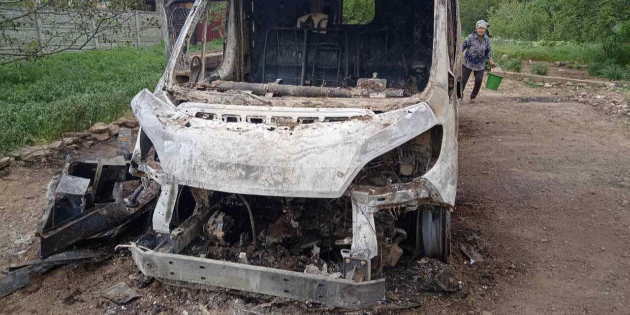 Росіяни FPV-дронами знищили автівку екстреної медичної допомоги у Костянтинівці