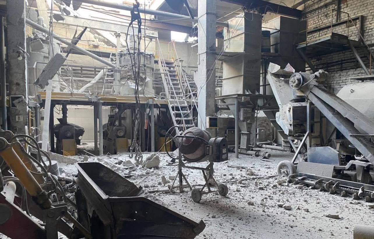 Росіяни вдарили по підприємству у Словʼянську безпілотником