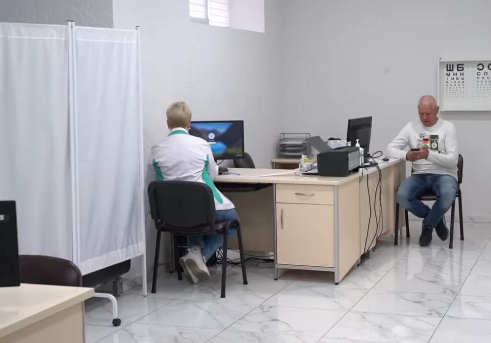 Медики Селидівської лікарні продовжують лікувати переселенців під Києвом