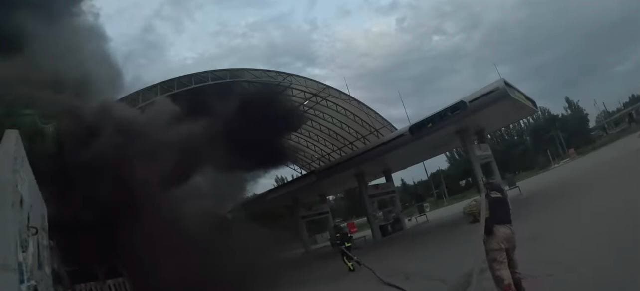 У Костянтинівці рятувальники показали ліквідацію пожежі на АЗС після російського удару (відео)