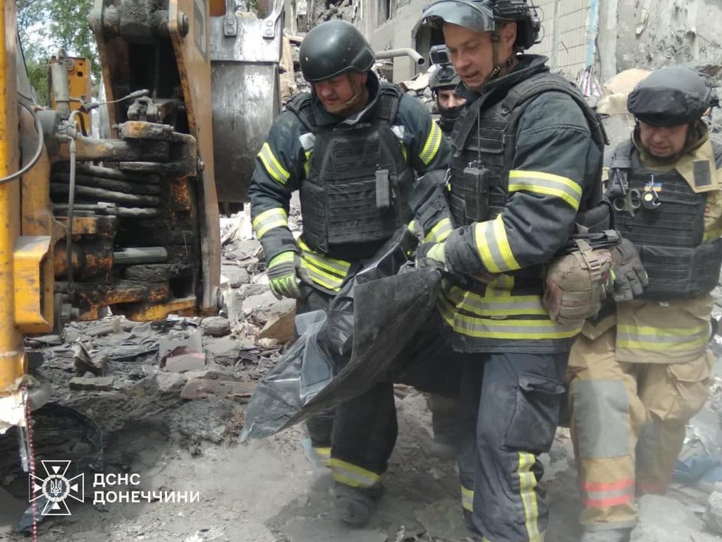 У Костянтинівці завершили розбір завалів, рятувальники вилучили тіло загиблої жінки