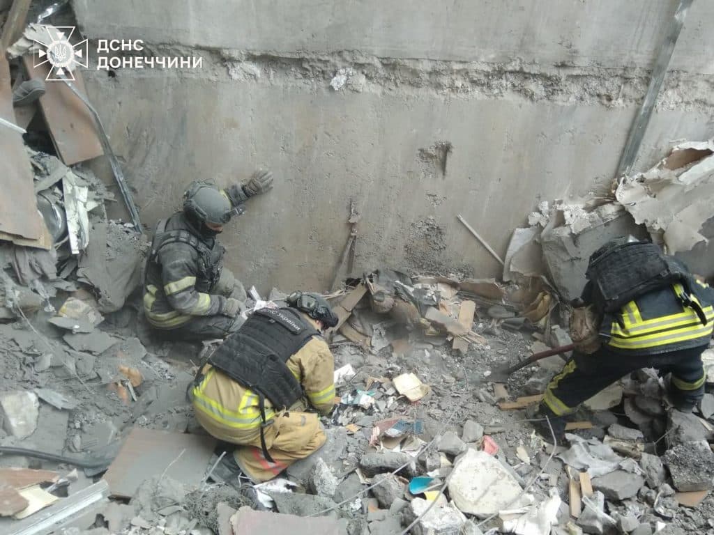 У Костянтинівці завершили розбір завалів, рятувальники вилучили тіло загиблої жінки