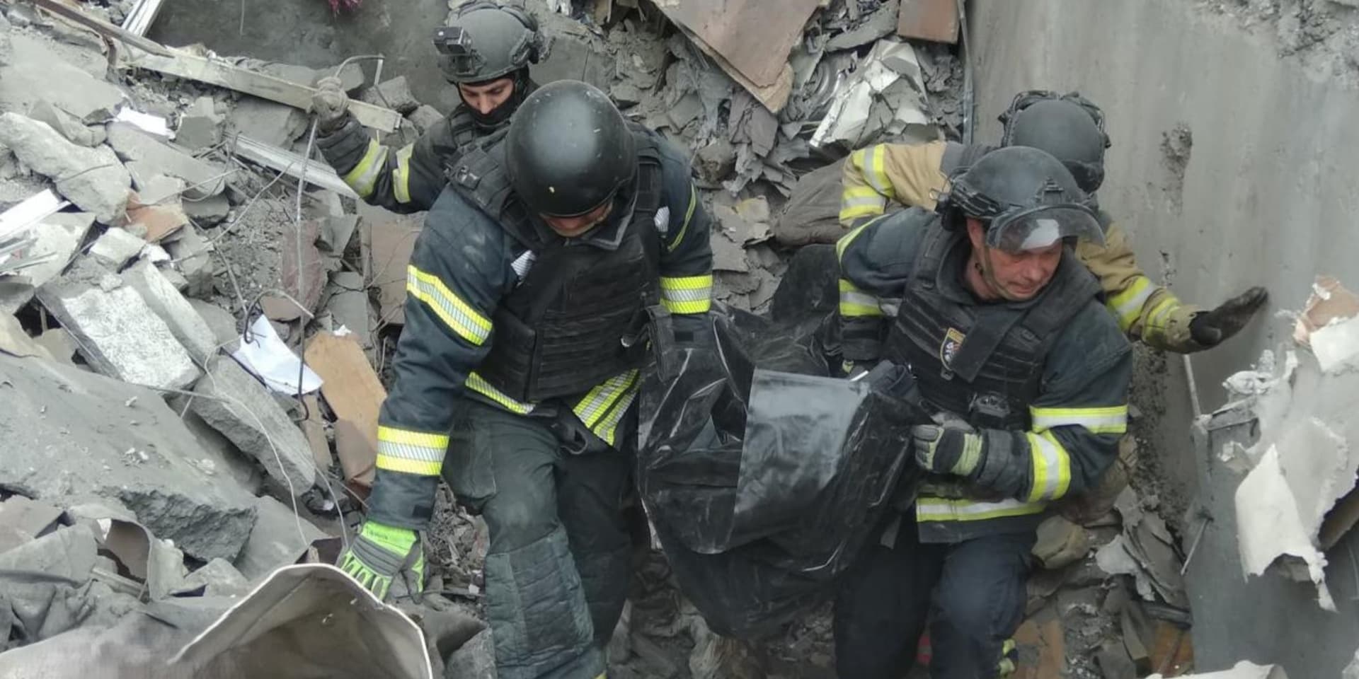 У Костянтинівці завершили розбір завалів, рятувальники вилучили тіло загиблої жінки