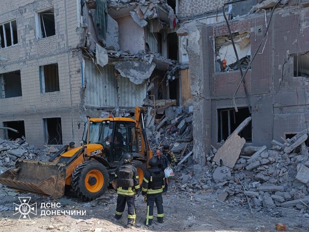 У Костянтинівці завершили розбір завалів, рятувальники вилучили тіло загиблої жінки