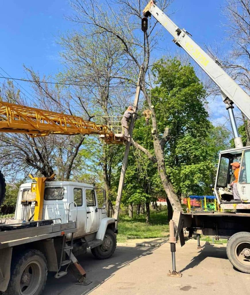В Краматорске продолжается замена опор уличного освещения