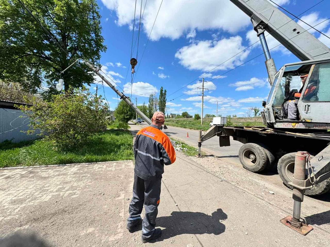 У Краматорську триває заміна опор вуличного освітлення