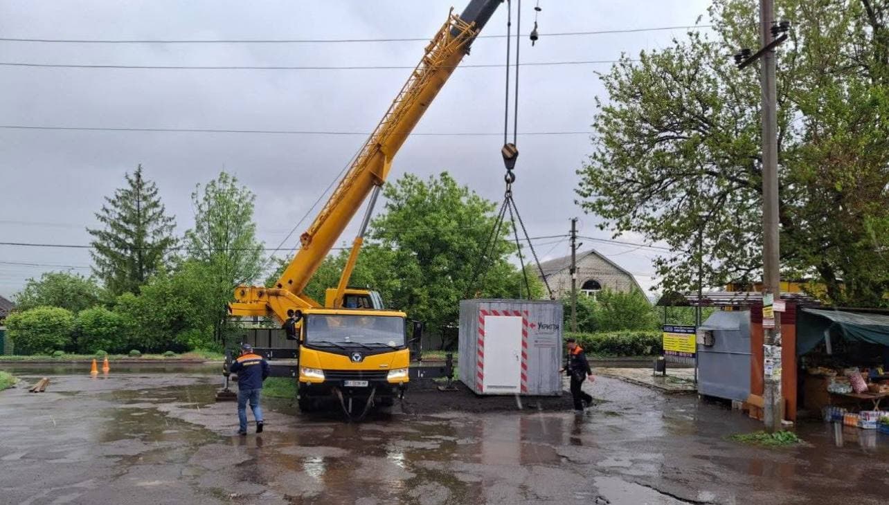 У селищі Біленьке у Краматорській громаді встановлюють мобільне укриття