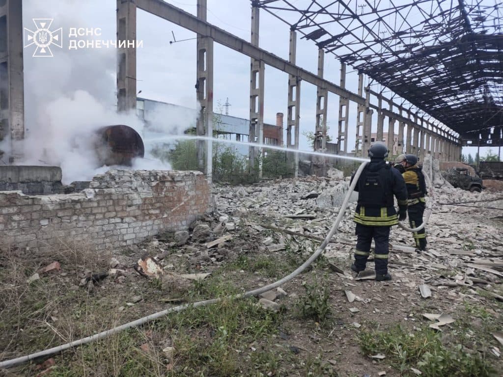 Унаслідок російських обстрілів Донеччини палали будинки, храм та підприємства