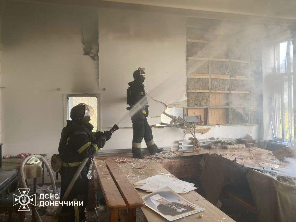 Унаслідок російських обстрілів Донеччини палали будинки, храм та підприємства