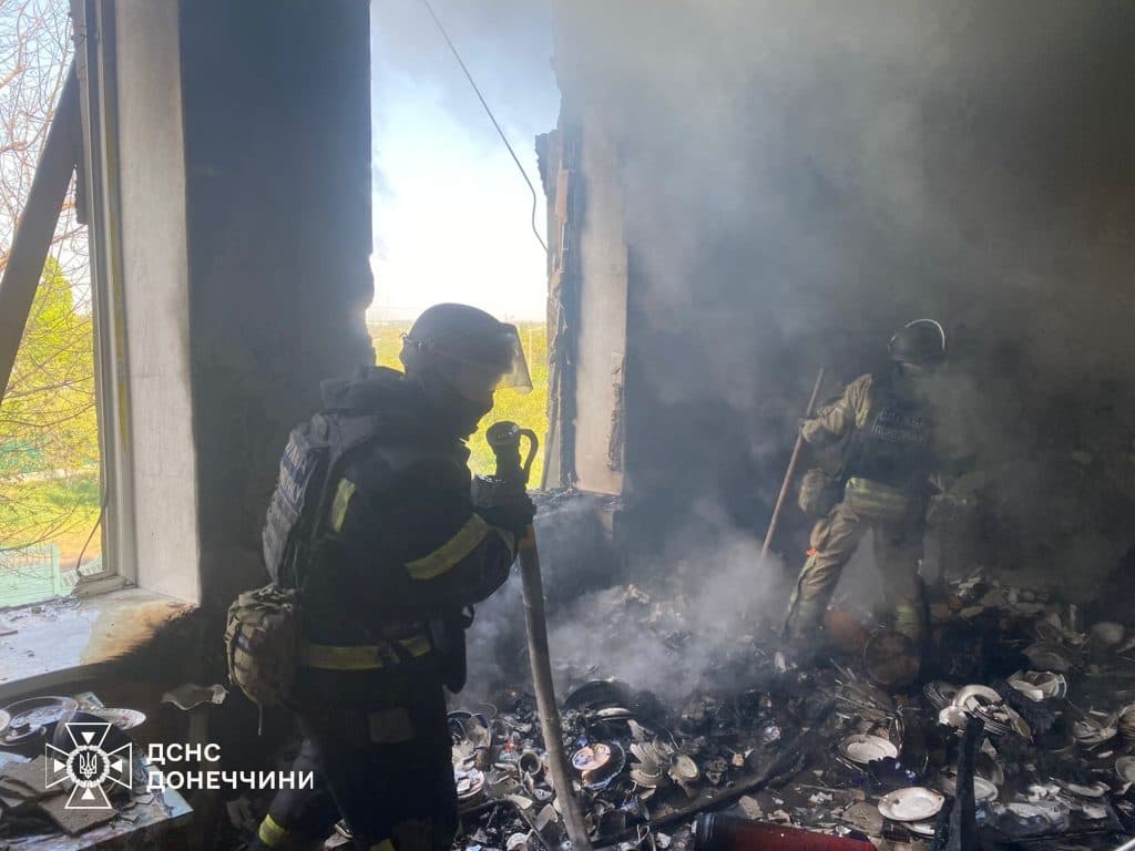 Унаслідок російських обстрілів Донеччини палали будинки, храм та підприємства
