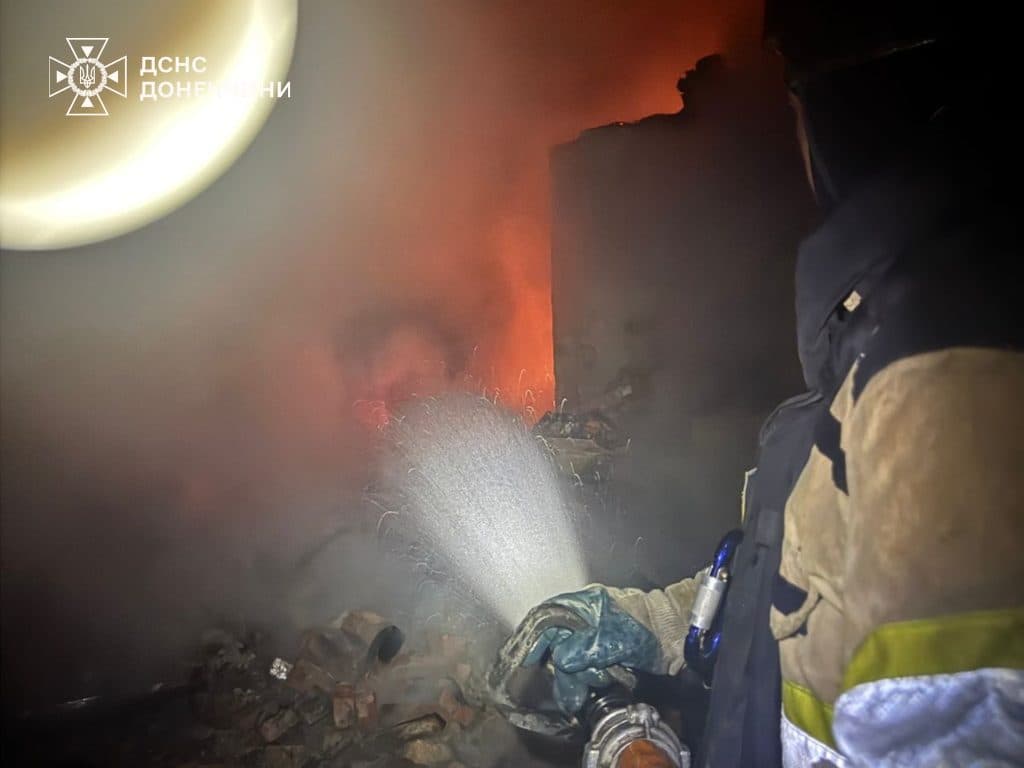 Унаслідок російських обстрілів Донеччини палали будинки, храм та підприємства