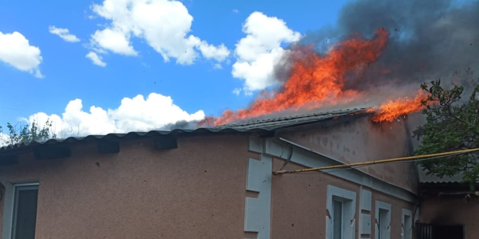 Вогнеборці Донеччини ліквідували пожежу житлового будинку в Миколаївці