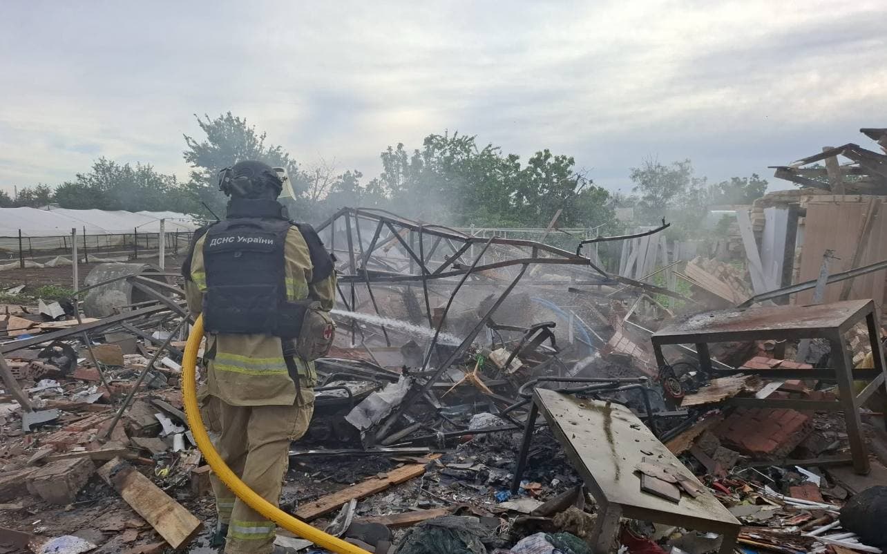 Ворог завдав удару по житловому сектору міста Лиман на Донеччині: горів автомобіль