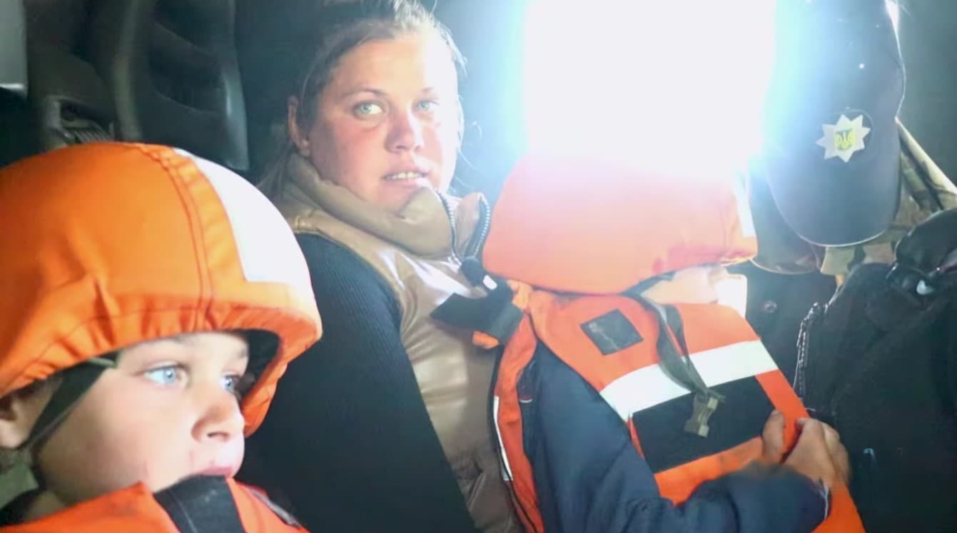 З прифронтового Шахового евакуювали матір з трьома дітьми, які ховалися від вибухів у погребі