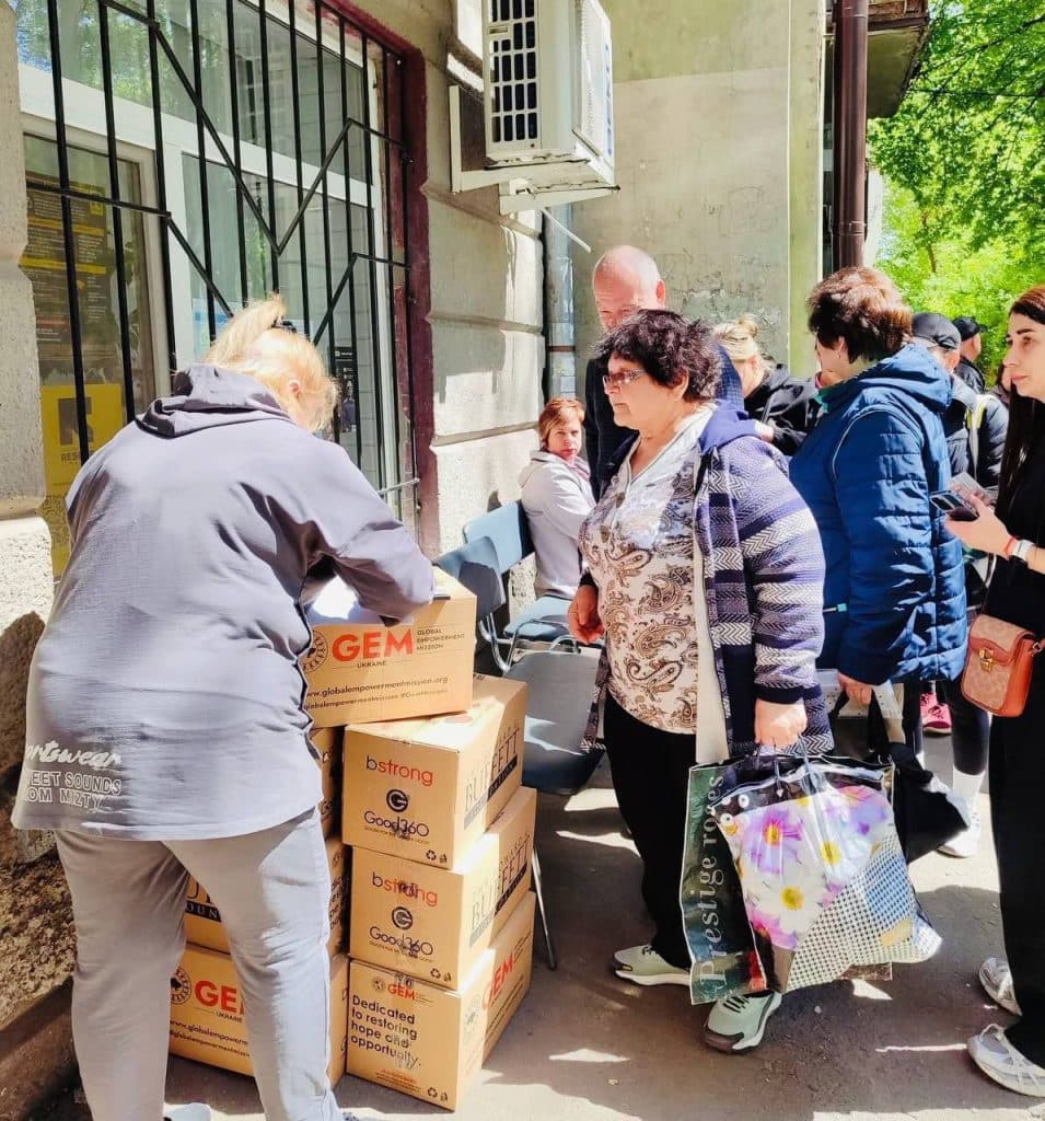 Жители Покровского общества в Днепре получили пищевые продукты от GEM