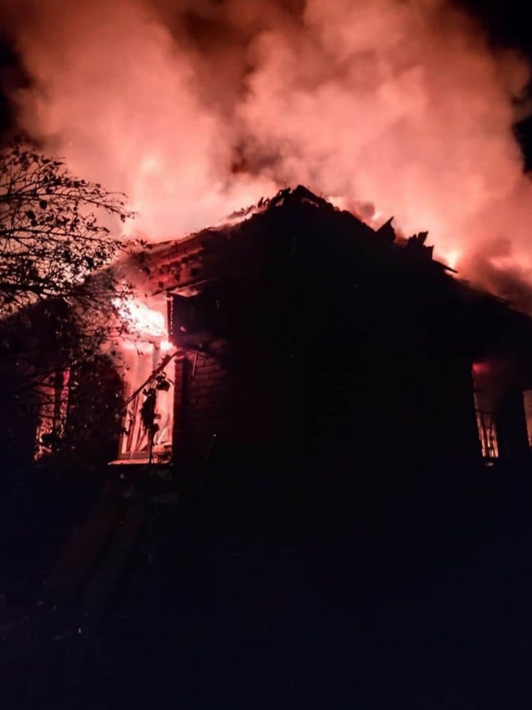 горить будинок у костянтинівці