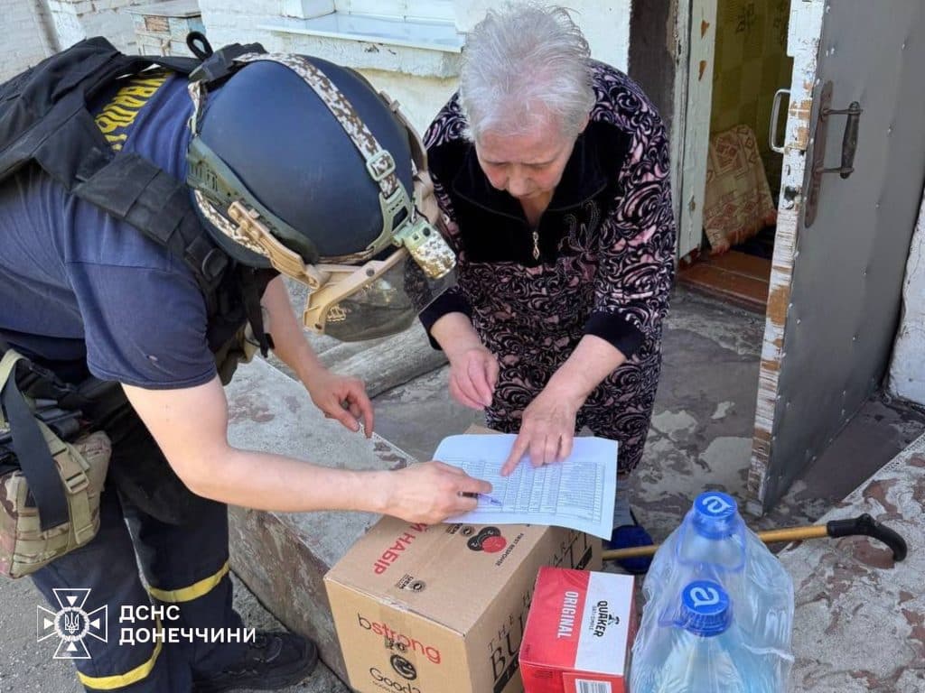 рятувальники Донеччини доставили гуманітарну допомогу маломобільним мешканцям