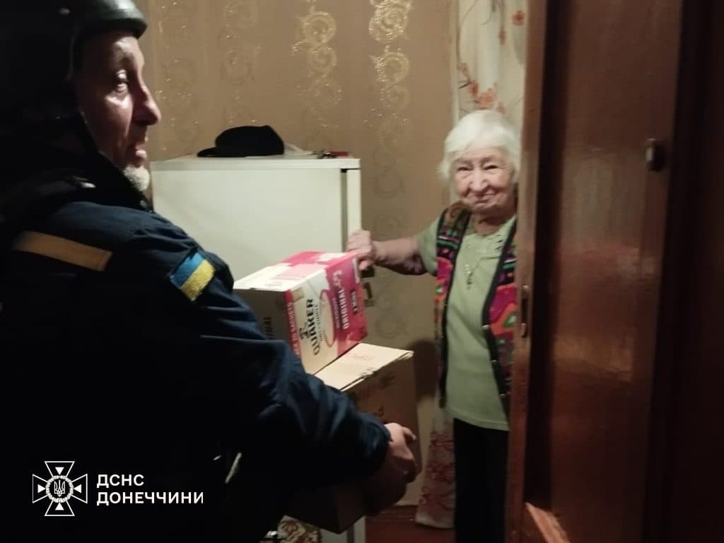 рятувальники Донеччини доставили гуманітарну допомогу маломобільним мешканцям