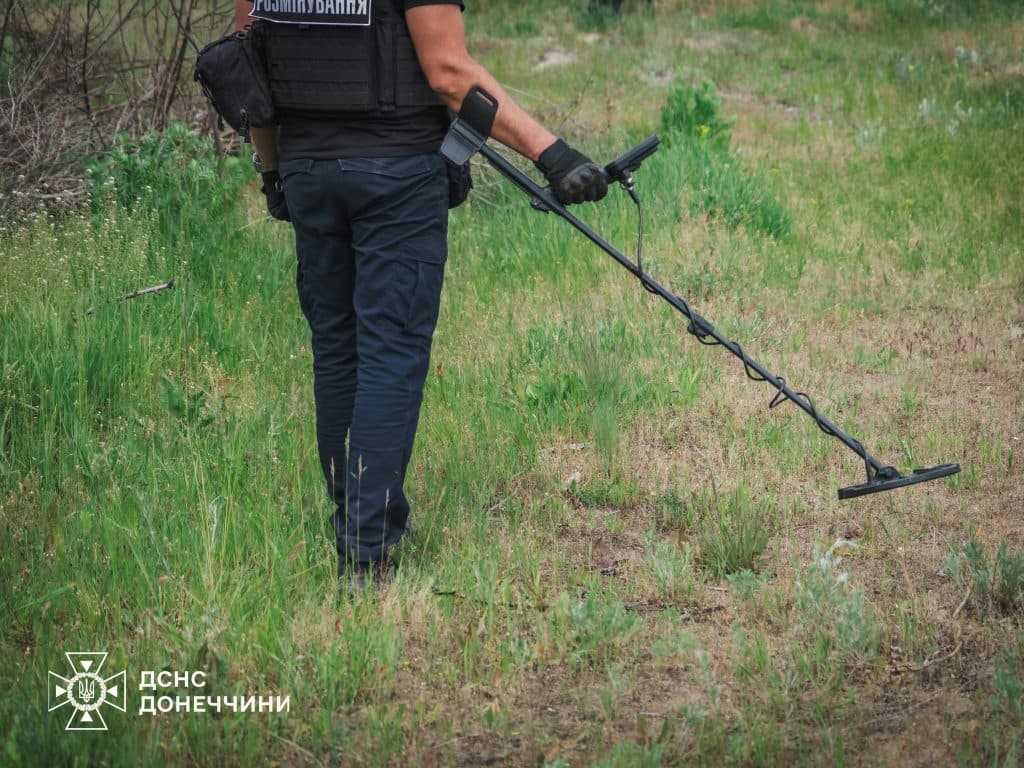 сапер дснс донеччини з металошукачем
