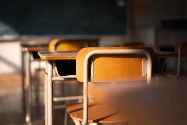 На окупованій Донеччині 80% учбових закладів перевели на очний формат роботи: батьки скаржаться на голодних дітей і старі школи