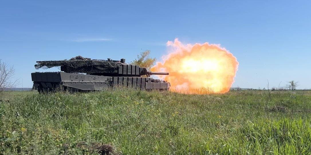 стріляє танк