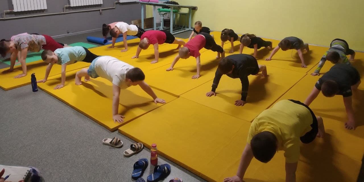 відтискання дітей від підлоги