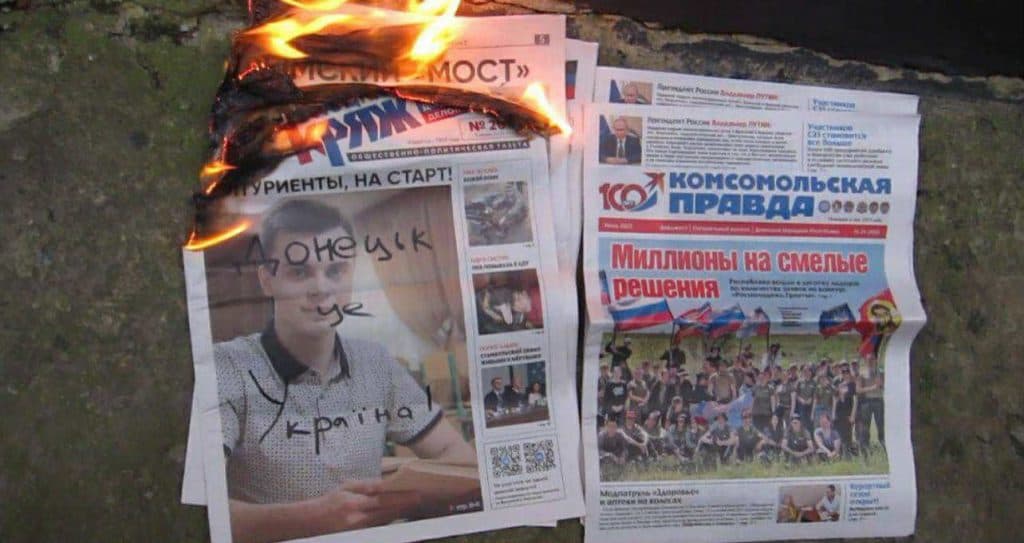 Активісти руху «Жовта Стрічка» продовжують поширювати символи спротиву в Донецьку та Жданівці.