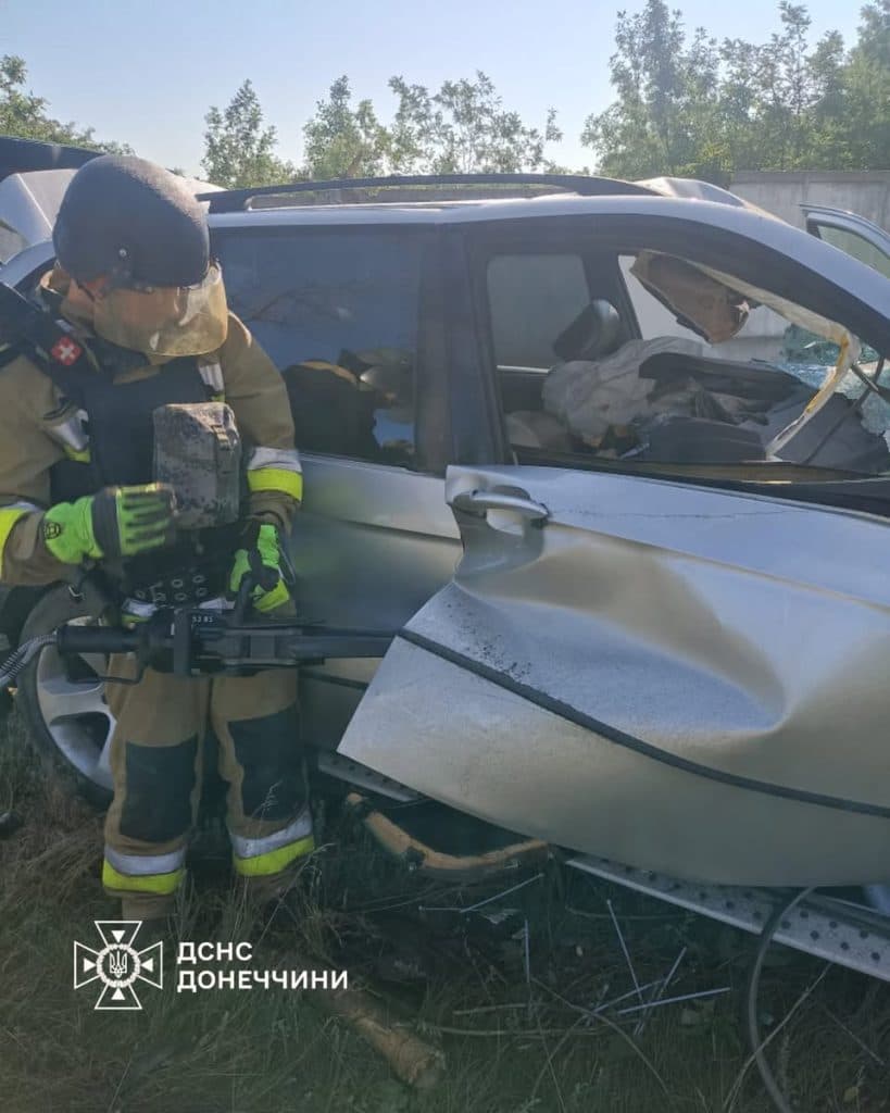 ДТП між Краматорськом і Дружківкою: рятувальники деблокували постраждалого та загиблого чоловіків