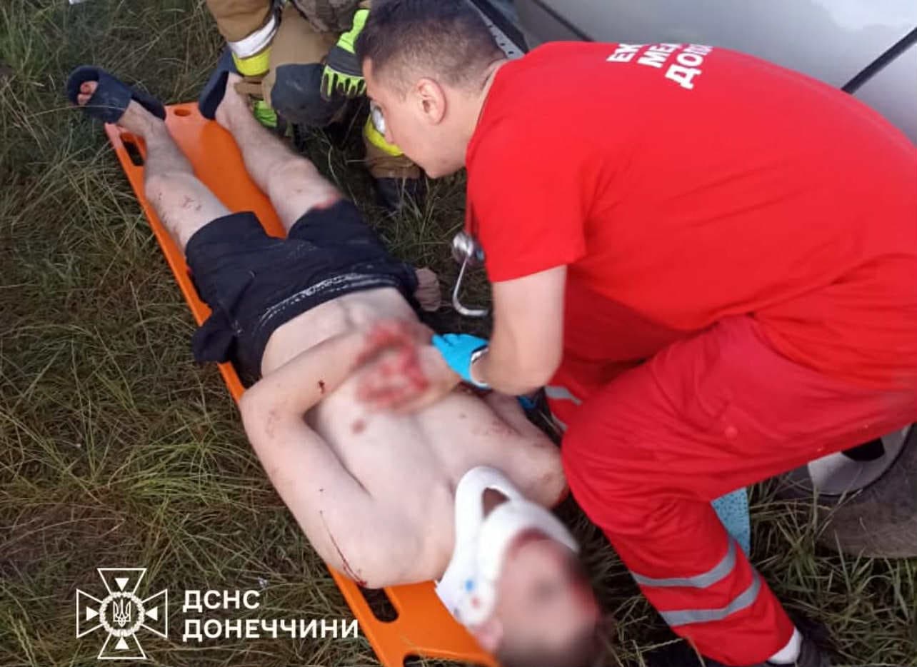 ДТП між Краматорськом і Дружківкою: рятувальники деблокували постраждалого та загиблого чоловіків (фото)