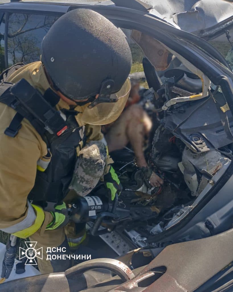 ДТП між Краматорськом і Дружківкою: рятувальники деблокували постраждалого та загиблого чоловіків