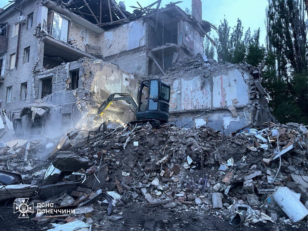 Друга доба рятувальної операції: у Краматорську зросла кількість жертв від ворожого удару