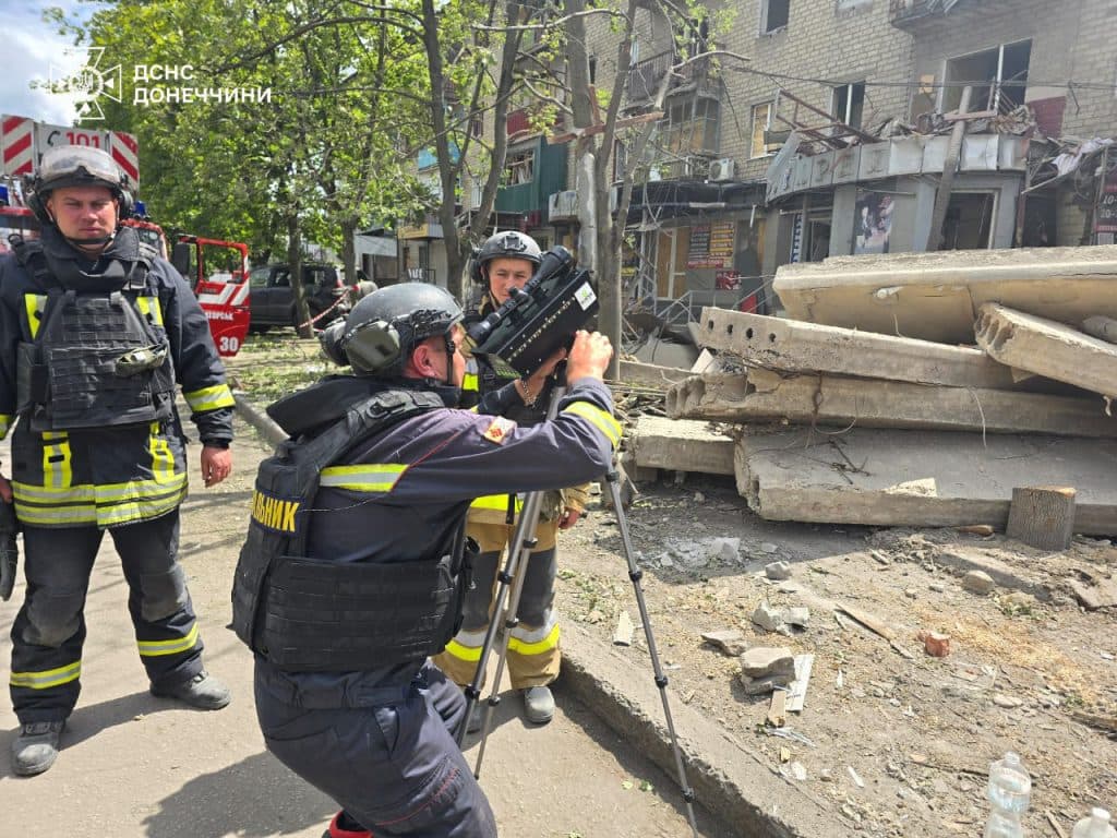 Друга доба рятувальної операції: у Краматорську зросла кількість жертв від ворожого удару