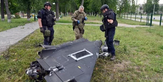Експерти з вибухівки та українські поліцейські оглядають частини безпілотника Shahed 136 після російського авіаудару в Харкові, східна Україна, 4 червня 2025 року