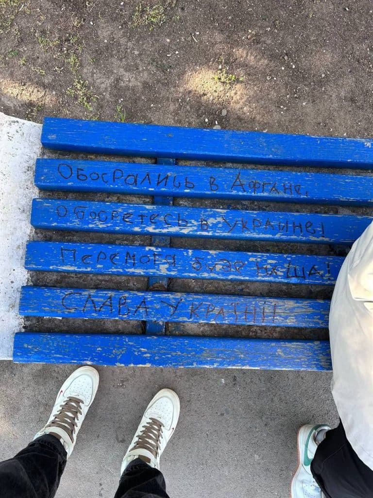 В окупованому Криму затримали чоловіка з Луганщини, який залишав написи "Слава Україні" на лавках